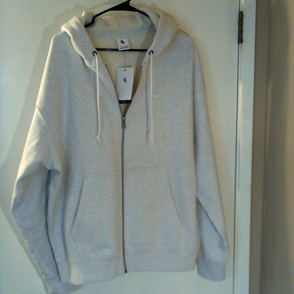 NEW NIKE SPORTSWEAR 